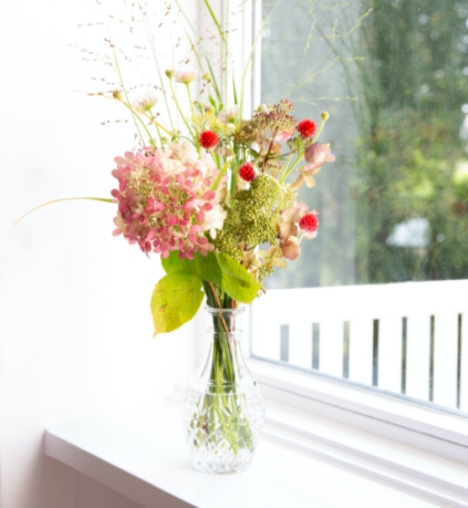 Blumenstrauß auf Fensterbank